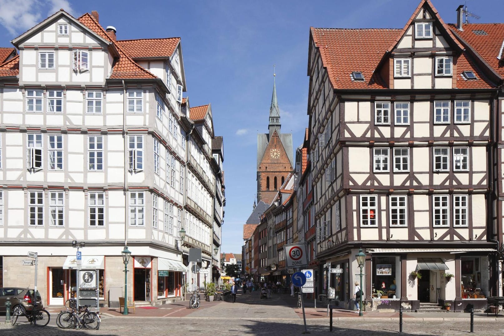 Altstadt mit Fachwerkhäusern und Marktkirche am Holzmarkt, Hannover (Symbolbild): Der Mann habe das Kind am Freitagvormittag auf dem Schulweg abgefangen, teilte die Polizei in Hannover mit.
