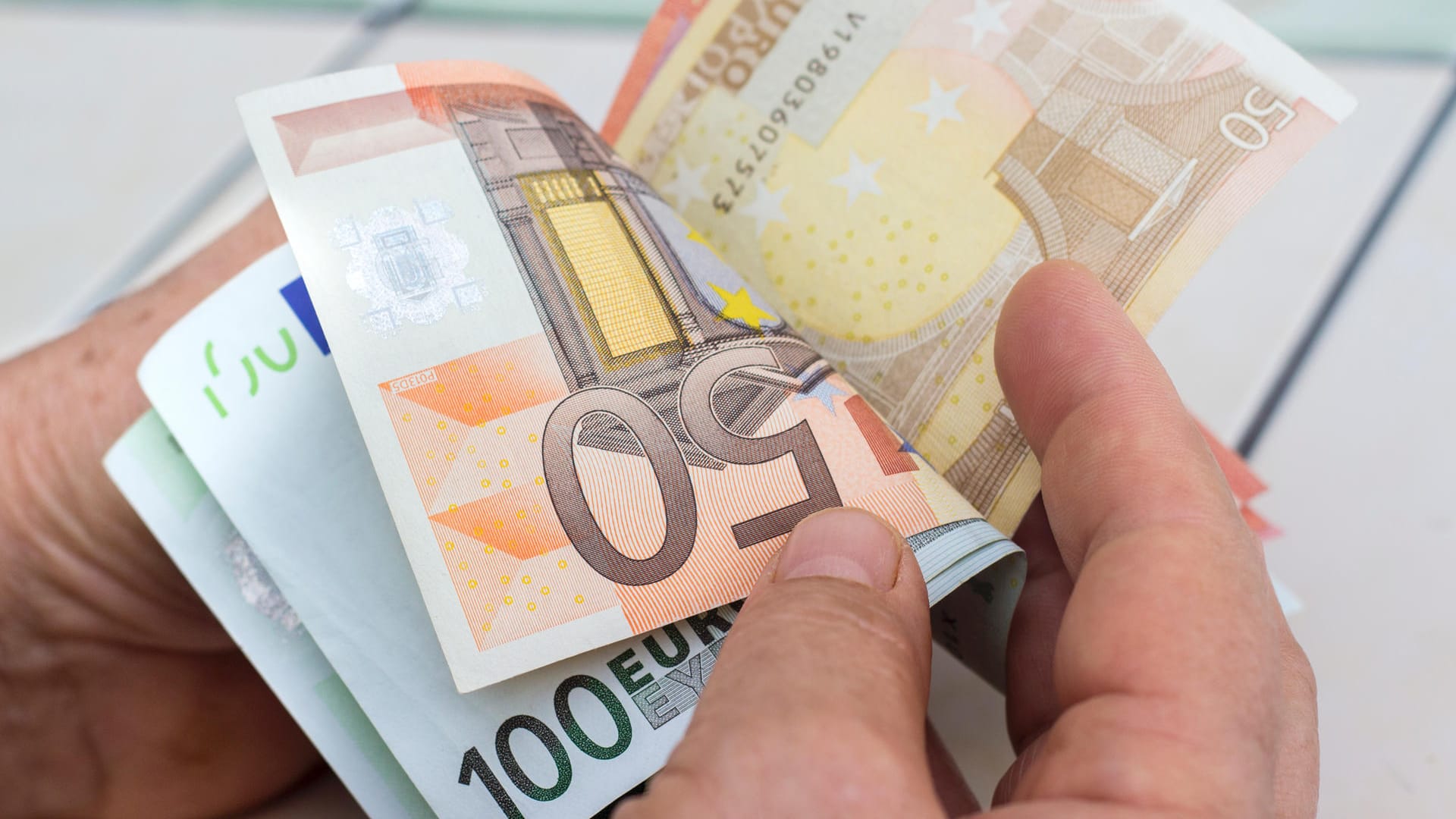 Es geht um Schäden in Milliardenhöhe: Medienberichten zufolge arbeiten zu wenige Ermittler an der Aufarbeitung der "Cum-Ex"-Geschäfte. Es geht um Schäden in Milliardenhöhe: Medienberichten zufolge arbeiten zu wenige Ermittler an der Aufarbeitung der "Cum-Ex"-Geschäfte.