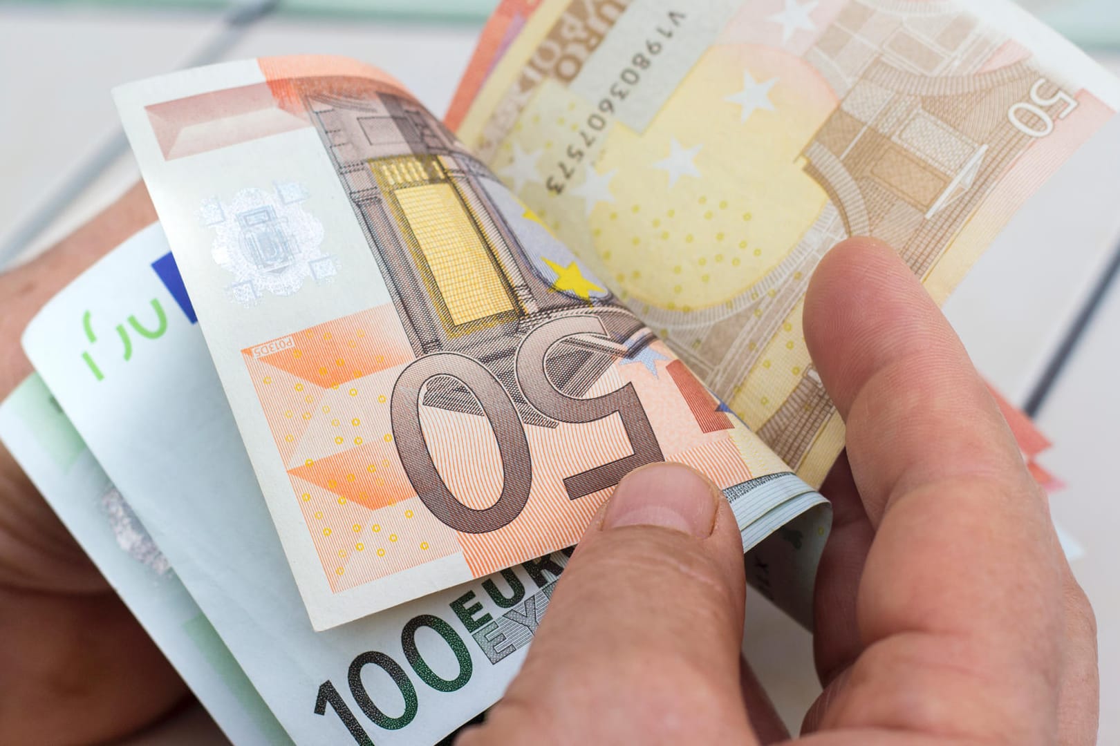 Es geht um Schäden in Milliardenhöhe: Medienberichten zufolge arbeiten zu wenige Ermittler an der Aufarbeitung der "Cum-Ex"-Geschäfte.
