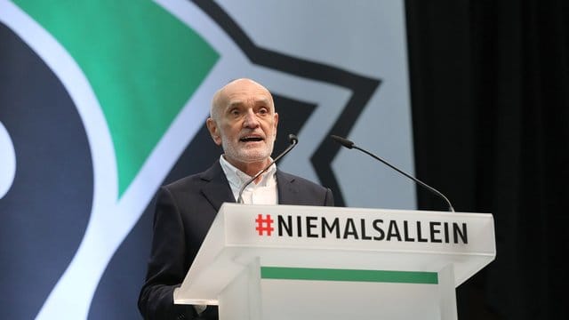Martin Kind auf der Mitgliederversammlung von Hannover 96. Martin Kind auf der Mitgliederversammlung von Hannover 96.