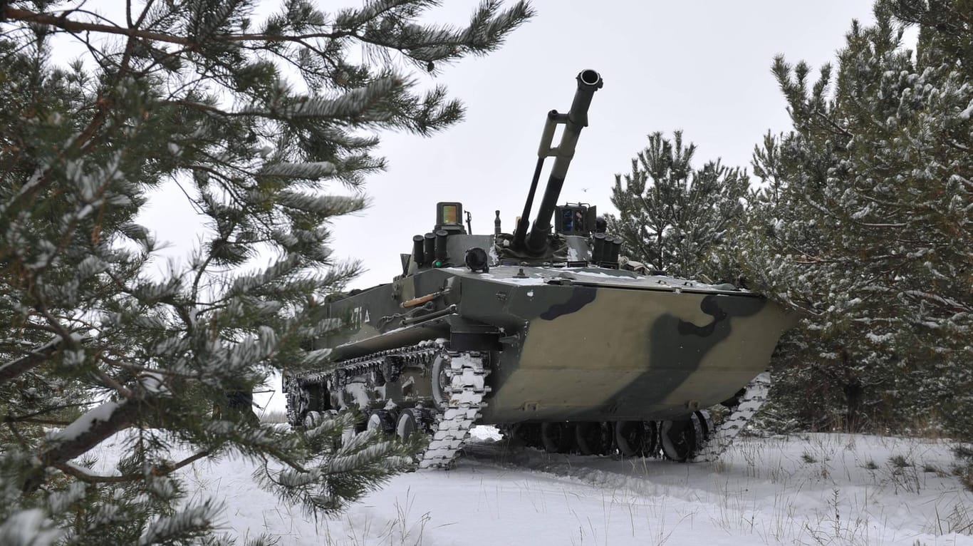 Militärpanzer in einem Schneegebiet (Symbolbild): Die Person im Dienst des schwedischen Militärs sei von einem Panzer überfahren worden.