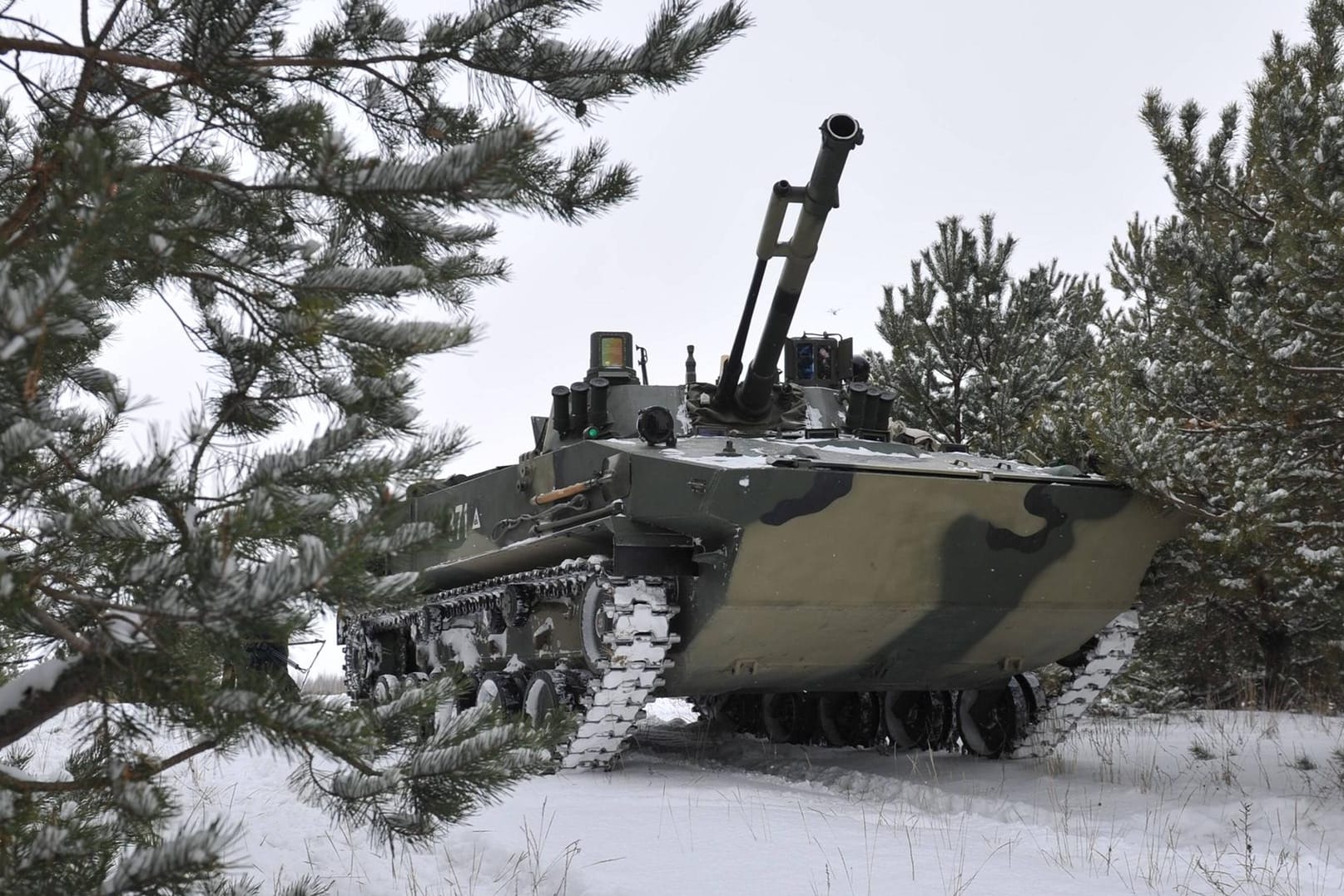 Militärpanzer in einem Schneegebiet (Symbolbild): Die Person im Dienst des schwedischen Militärs sei von einem Panzer überfahren worden.