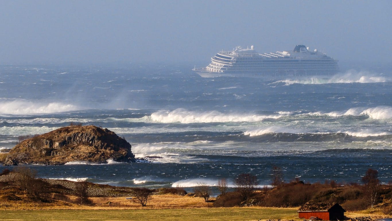 Starke Schlagseite: Die "Viking Sky" trieb fast einen Tag lang in stürmischer See vor der norwegischen Küste.