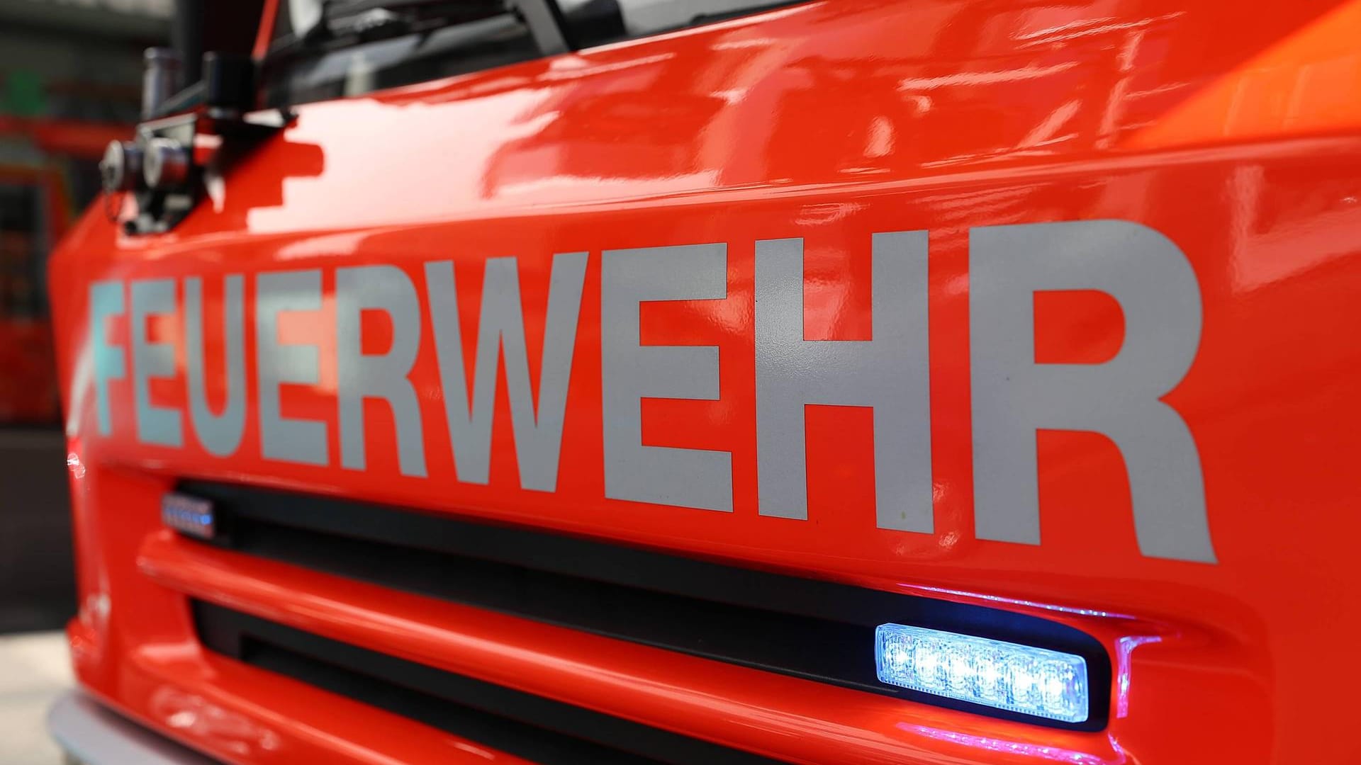 Feuerwehr im Einsatz: Ein Mann musste bei Bauarbeiten seinen Daumen als Abdichtung nutzen. (Symbolbild)