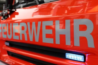 Feuerwehr im Einsatz: Ein Mann musste bei Bauarbeiten seinen Daumen als Abdichtung nutzen. (Symbolbild)