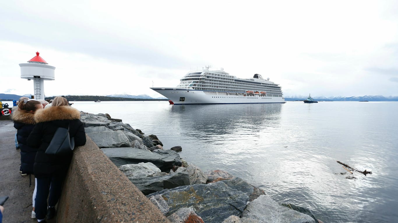 In Sicherheit: Schlepper brachten die Viking Sky am Sonntag in den Hafen von Molde.