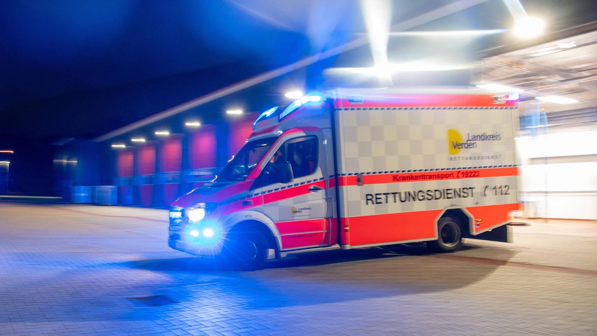 Rettungsdienst: Eine Frau in Hamburg ist noch am Unfallort gestorben. (Symbolbild) Rettungsdienst: Eine Frau in Hamburg ist noch am Unfallort gestorben. (Symbolbild)