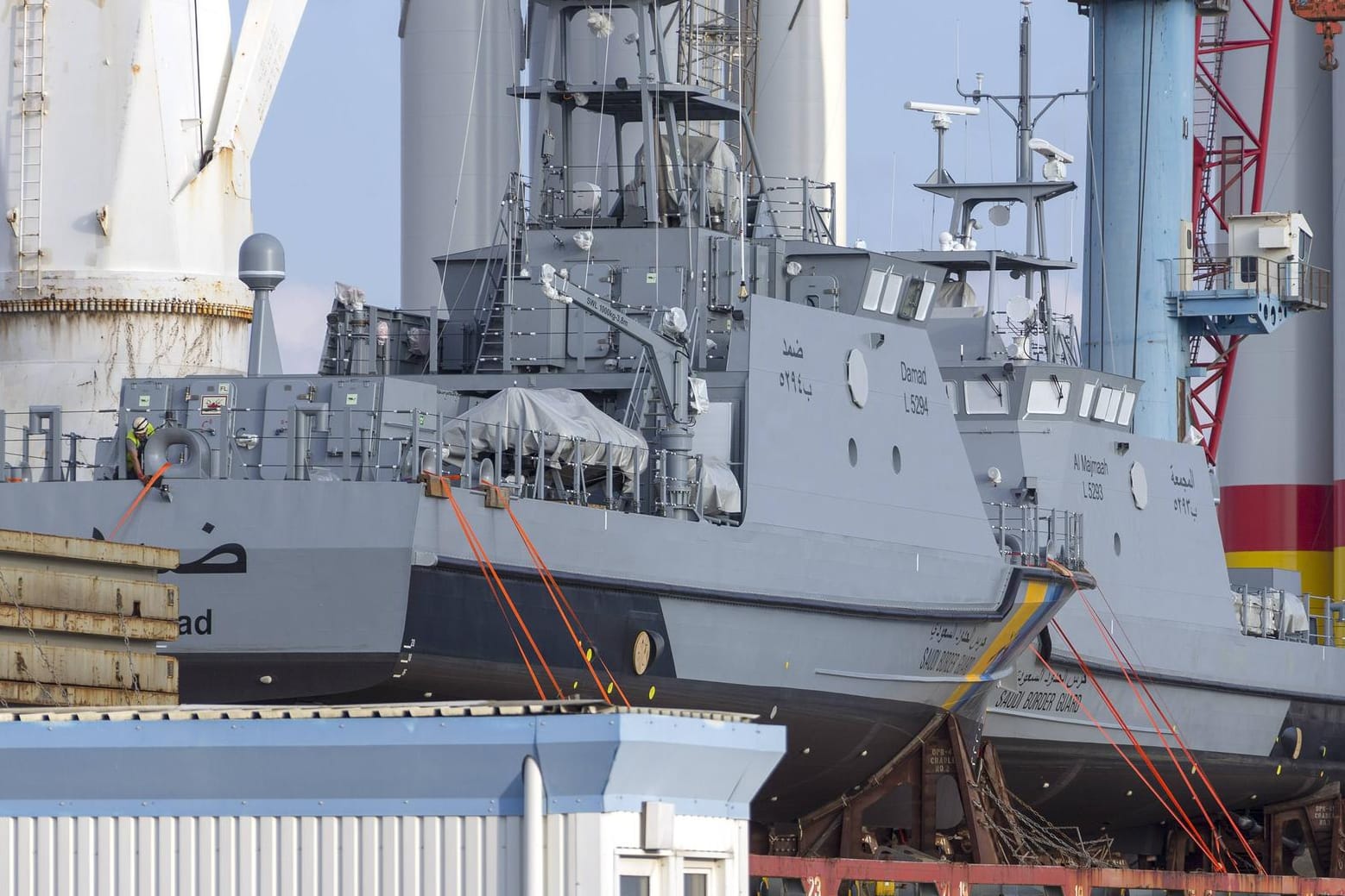 Ein Patrouillenboot wird für den Transport nach Saudi-Arabien verladen: Zurzeit ruhen die Exporte. Wenn es nach der SPD geht, bleibt das vorerst so. Die Union will die Exporte nach einem mehrmonatigen Stopp wieder aufnehmen.