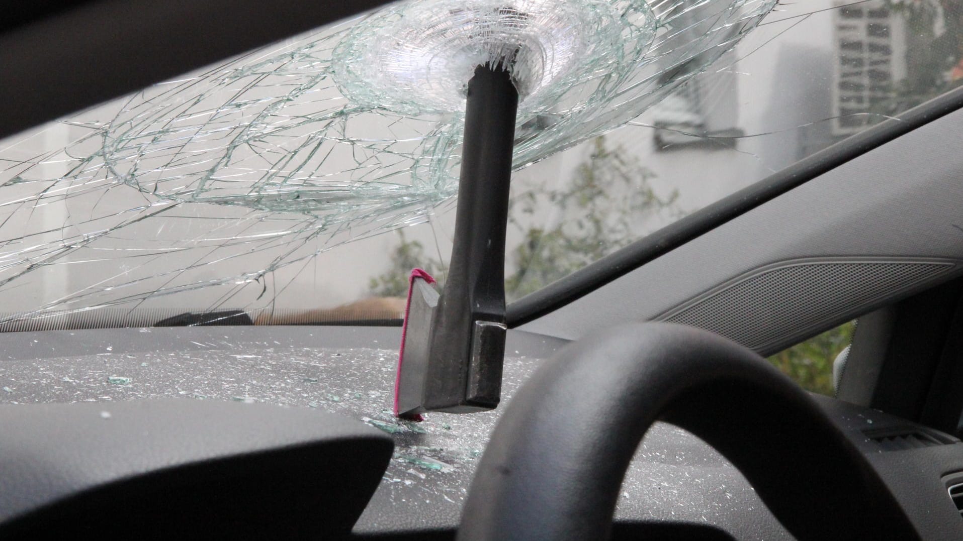 Eine Axt steckt in der Windschutzscheibe eines Polizeiautos: Der verantwortliche Mann stand demnach unter dem Einfluss von Drogen und war betrunken. Eine Axt steckt in der Windschutzscheibe eines Polizeiautos: Der verantwortliche Mann stand demnach unter dem Einfluss von Drogen und war betrunken.