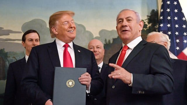 Bestens aufgelegt: Israels Regierungschef Benjamin Netanjahu und US-Präsident Donald Trump bei der Zeremonie zur formellen Anerkennung der besetzten Golanhöhen als Staatsgebiet Israels durch die USA. Bestens aufgelegt: Israels Regierungschef Benjamin Netanjahu und US-Präsident Donald Trump bei der Zeremonie zur formellen Anerkennung der besetzten Golanhöhen als Staatsgebiet Israels durch die USA.