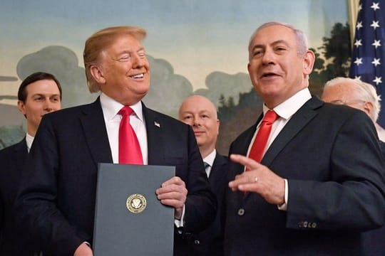Bestens aufgelegt: Israels Regierungschef Benjamin Netanjahu und US-Präsident Donald Trump bei der Zeremonie zur formellen Anerkennung der besetzten Golanhöhen als Staatsgebiet Israels durch die USA.