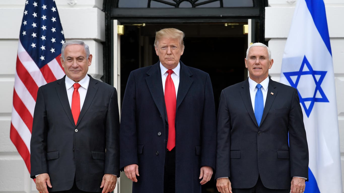 Der israelische Regierungschef Benjamin Netanjahu, US-Präsident Donald Trump und dessen Vize Mike Pence in Washington: Trotz scharfer Kritik an seinem Vorhaben hat Trump die Souveränität Israels über die umstrittenen Golanhöhen formal anerkannt.