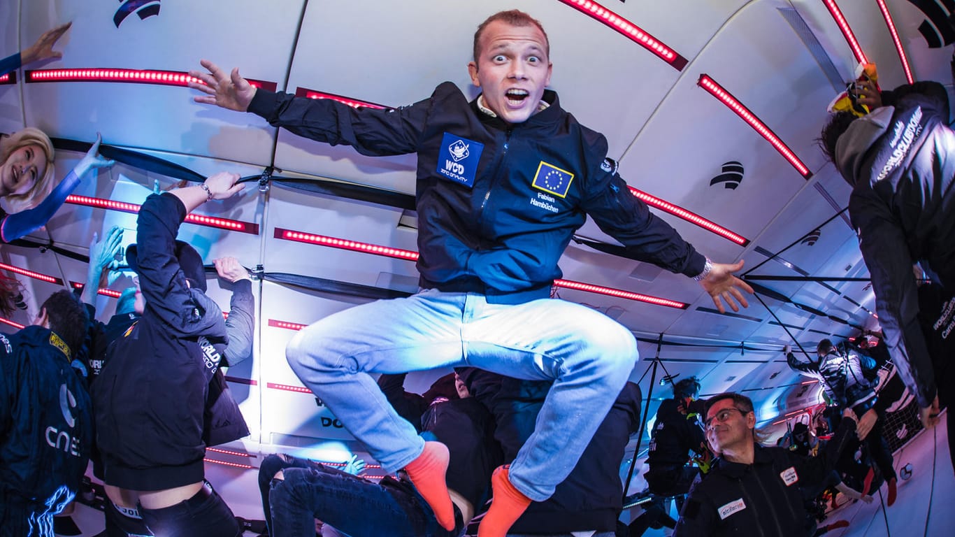 Turn-Olympiasieger Fabian Hambüchen machte im speziell ausgebauten Airbus Saltos.