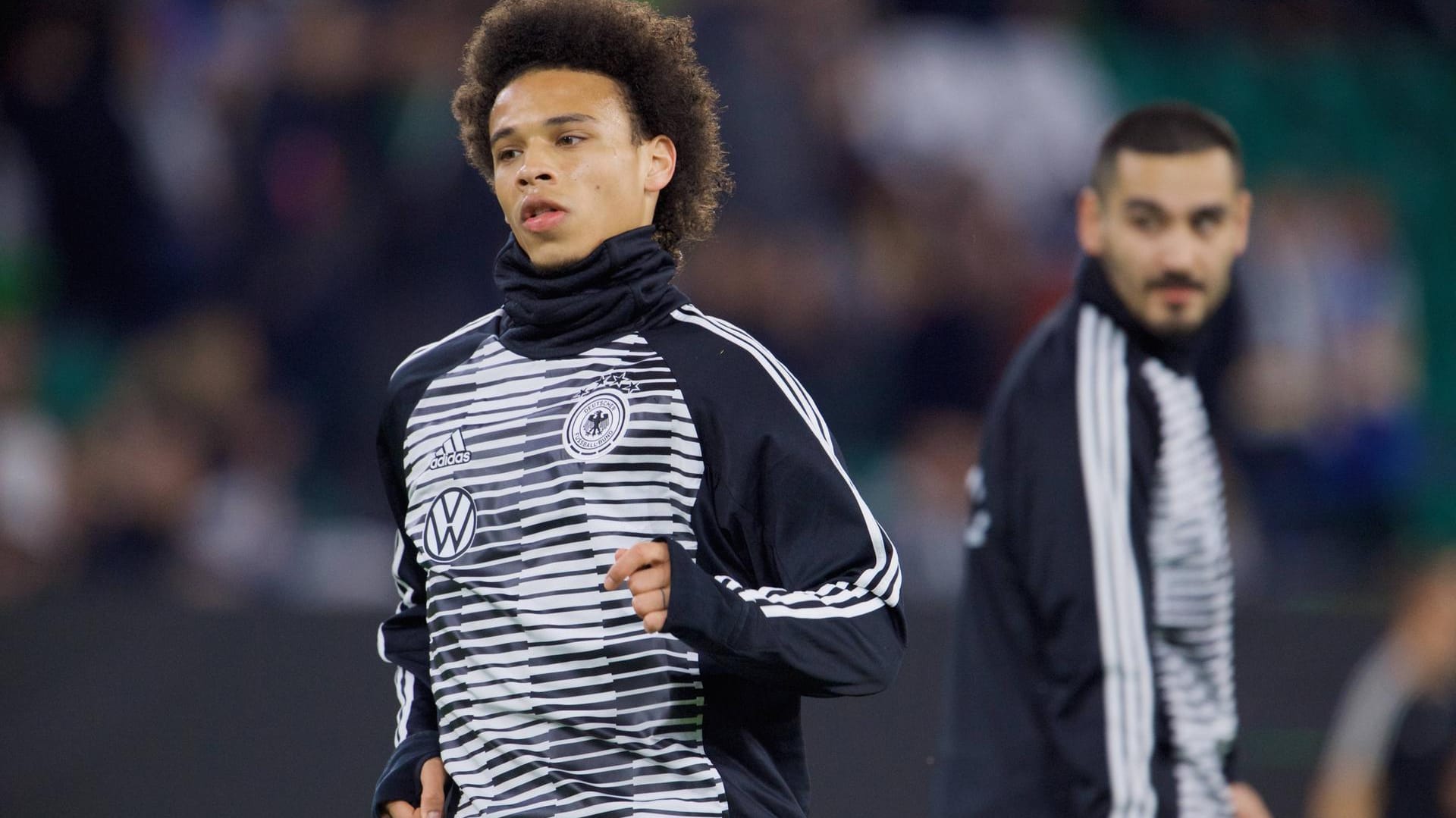 Leroy Sané (l.) und Ilkay Gündogan wurden während des Länderspiels gegen Serbien von einigen Zuschauern rassistisch beschimpft. Leroy Sané (l.) und Ilkay Gündogan wurden während des Länderspiels gegen Serbien von einigen Zuschauern rassistisch beschimpft.