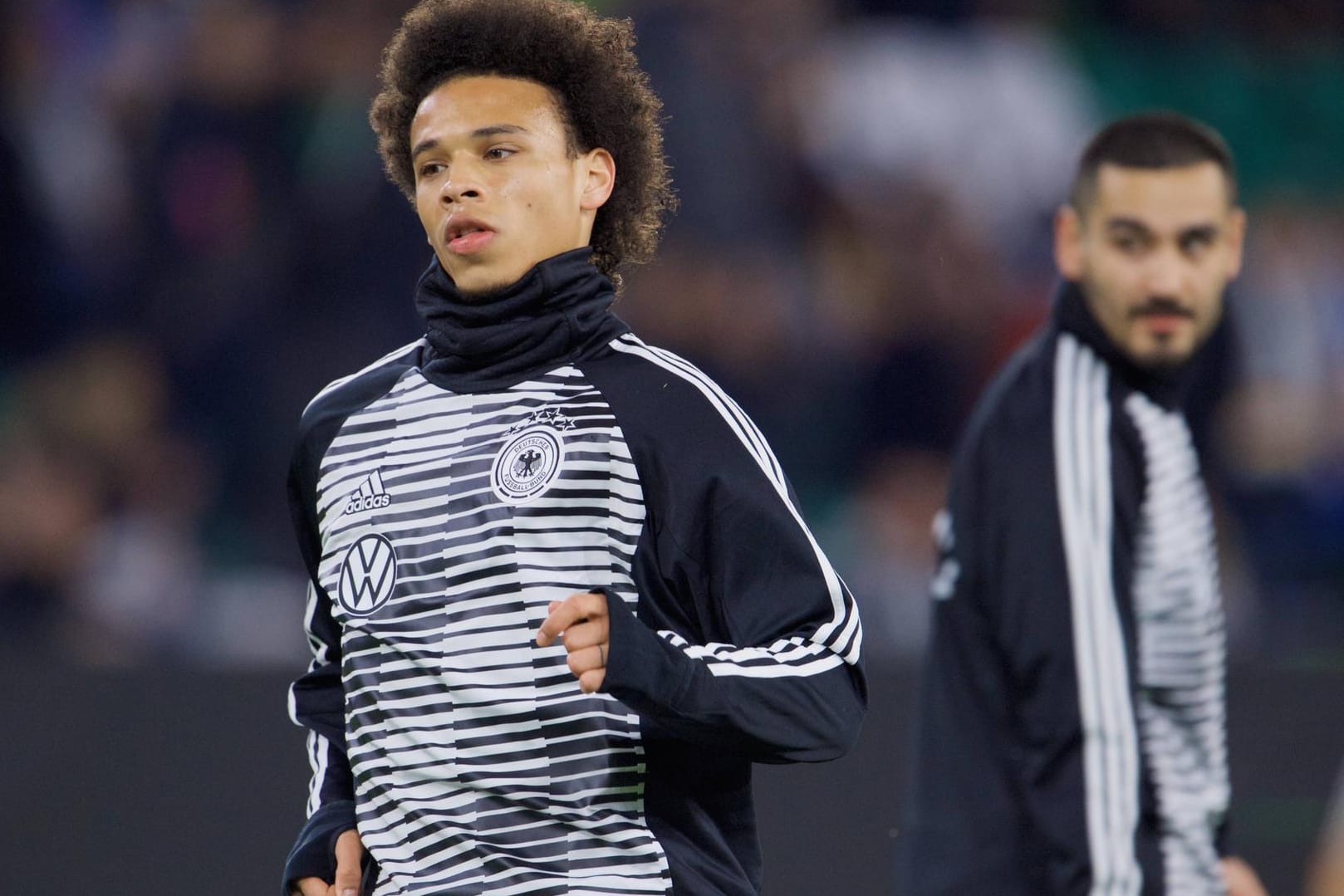 Leroy Sané (l.) und Ilkay Gündogan wurden während des Länderspiels gegen Serbien von einigen Zuschauern rassistisch beschimpft.