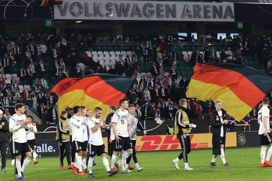 Beim Länderspiel in Wolfsburg soll es einen weiteren Fall von rassistischen Beleidigungen gegeben haben.