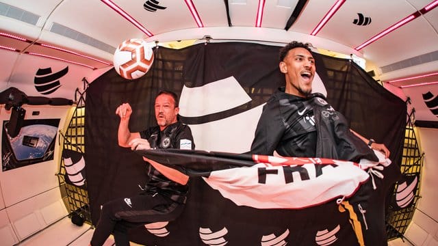Sébastien Haller schießt ein Tor und Fredi Bobic (l) fühlt sich wie ein Punchingball. Sébastien Haller schießt ein Tor und Fredi Bobic (l) fühlt sich wie ein Punchingball.