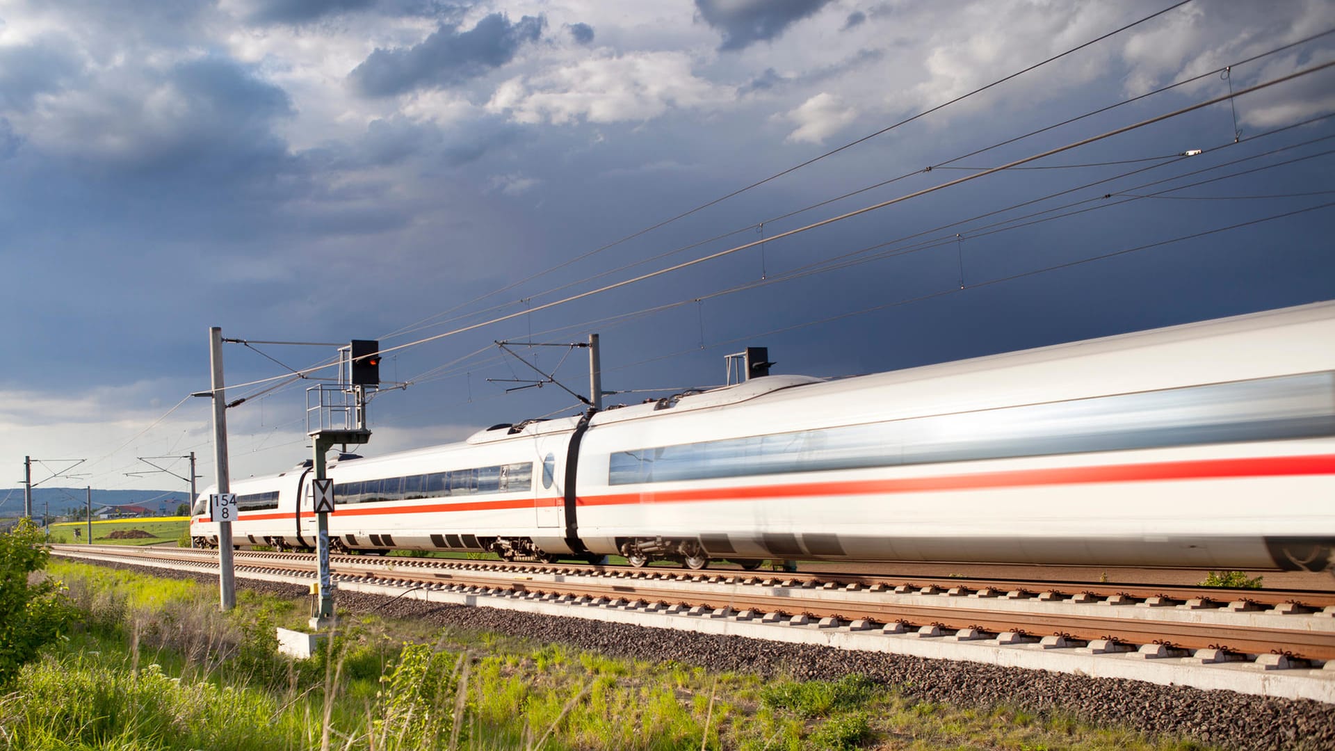 Zug: Die Bahn will weitere Züge mit Wlan ausstatten.