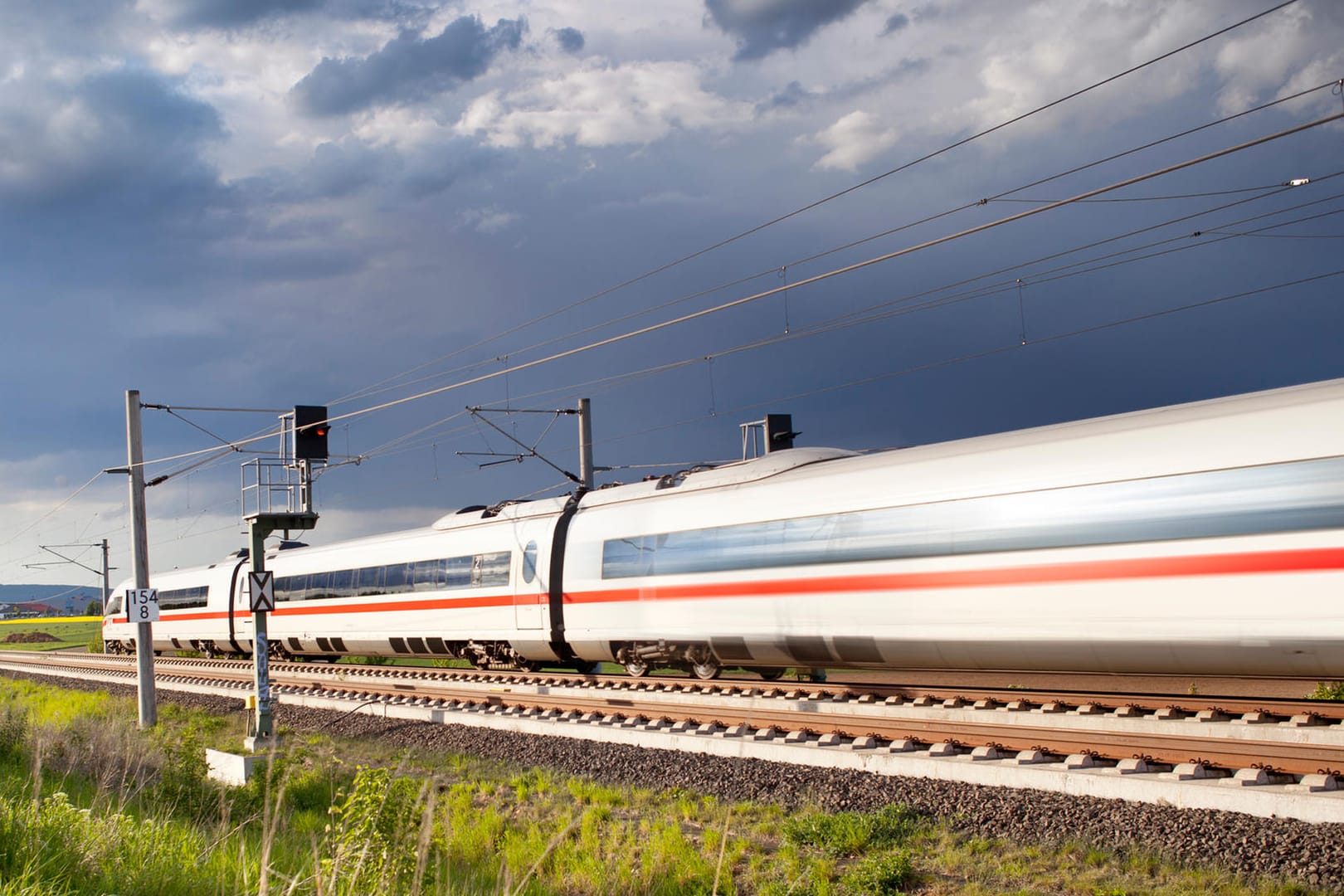 Zug: Die Bahn will weitere Züge mit Wlan ausstatten.