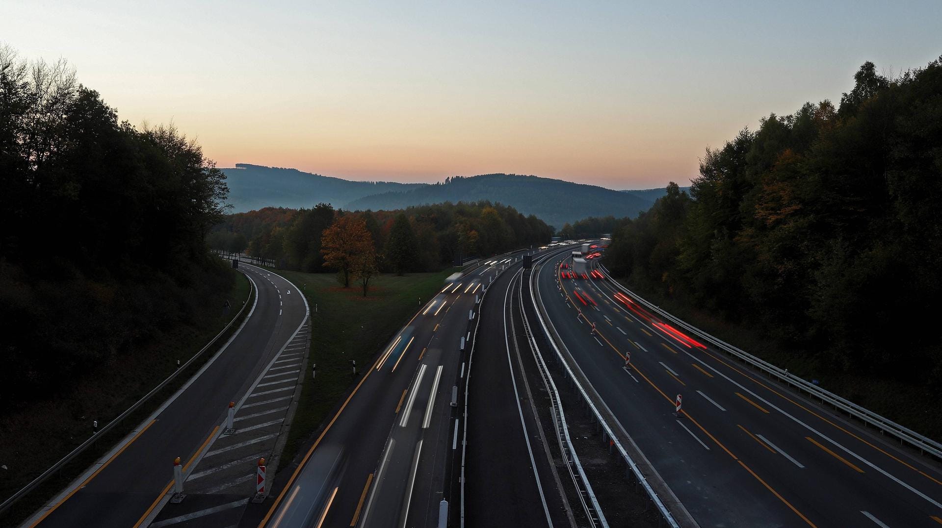 Die A45: Hier fuhr ein Lkw auf ein Wohnmobil auf. (Archivbild) Die A45: Hier fuhr ein Lkw auf ein Wohnmobil auf. (Archivbild)