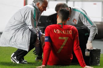 Verletzt am Boden: Cristiano Ronaldo (vo.) musste gegen Serbien nach einer guten halben Stunde ausgewechselt werden.