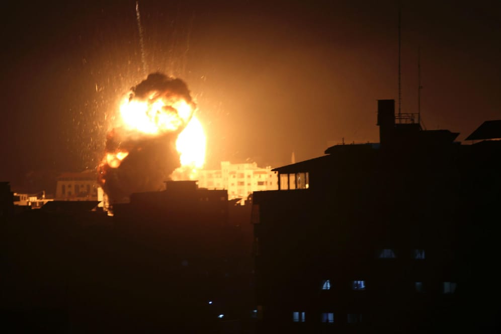 Explosionen in Gaza: Nach gegenseitigen Angriffen hat die Hamas eins Waffenruhe mit Israel verkündet. Israel äußerte sich zunächst nicht dazu.