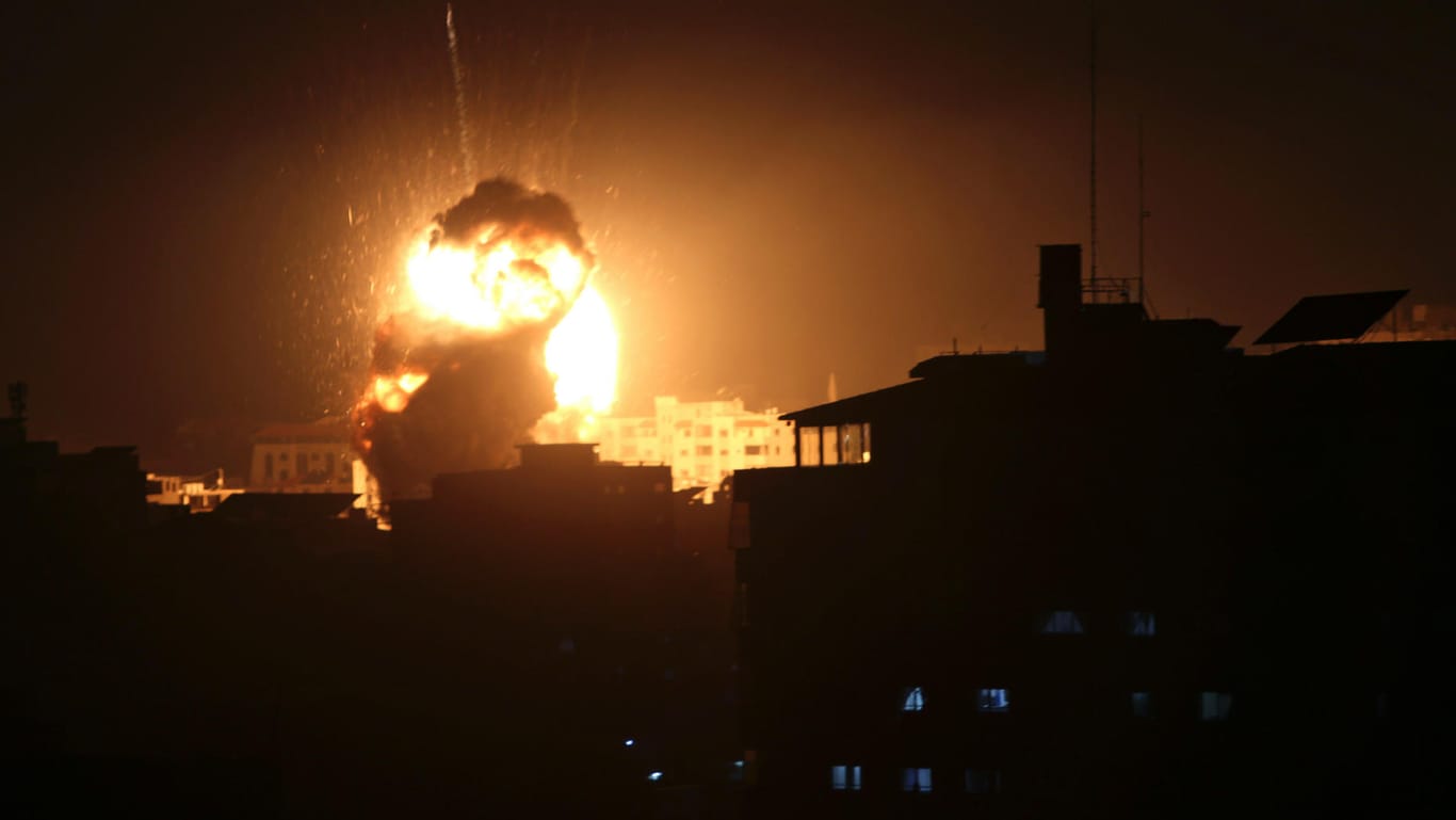 Explosionen in Gaza: Nach gegenseitigen Angriffen hat die Hamas eins Waffenruhe mit Israel verkündet. Israel äußerte sich zunächst nicht dazu.
