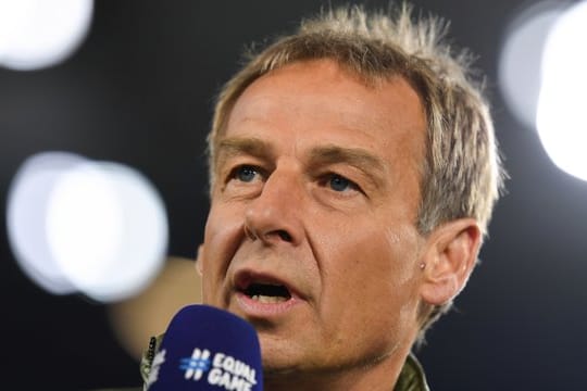 Jürgen Klinsmann kritisiert den VfB Stuttgart nach dem Rücktritt von Guido Buchwald aus dem Aufsichtsrat.