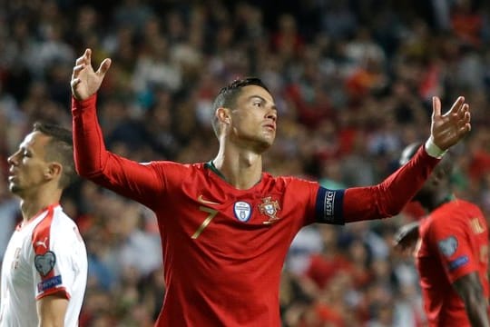 Portugals Cristiano Ronaldo hadert mit dem Verlauf des Spiels gegen Serbien.