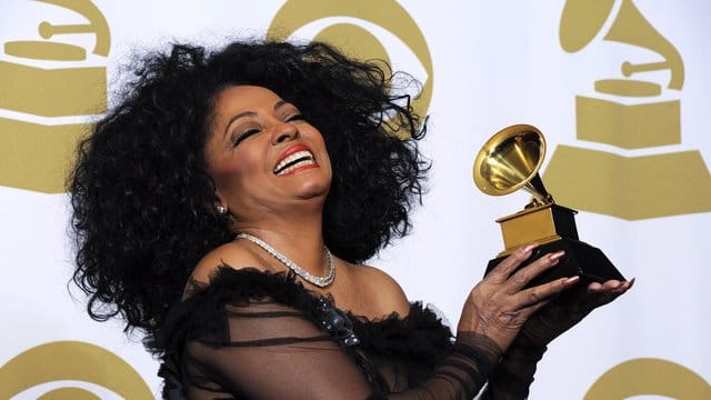 Diana Ross mit ihrem Grammy (2012).