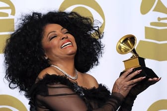 Diana Ross mit ihrem Grammy (2012).