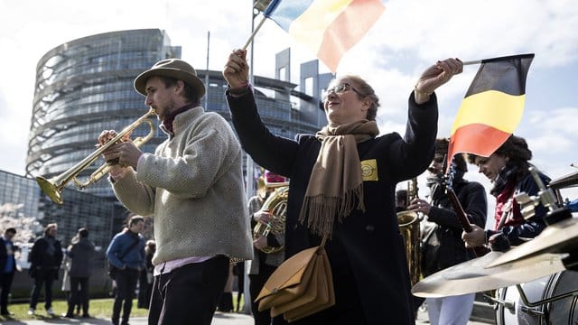 Protest bis zur letzten Minute: Demonstranten werben vor dem Europäischen Parlament für die Ablehnung des reformierten EU-Urheberrechts. Protest bis zur letzten Minute: Demonstranten werben vor dem Europäischen Parlament für die Ablehnung des reformierten EU-Urheberrechts.