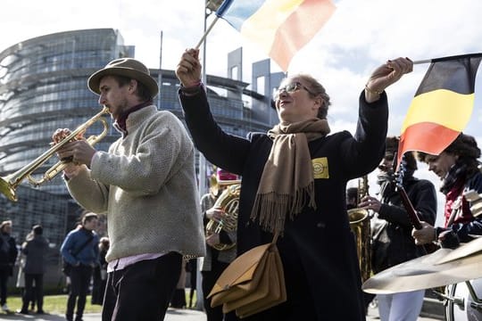 Protest bis zur letzten Minute: Demonstranten werben vor dem Europäischen Parlament für die Ablehnung des reformierten EU-Urheberrechts.