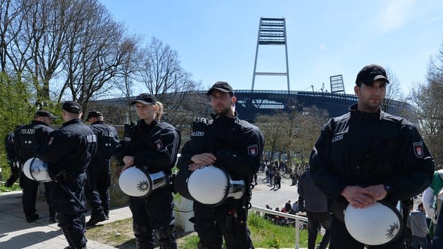 Die Stadt Bremen und die DFL gehen in die nächste Runde vor dem BVG um die Kostenübernahme bei Polizeieinsätzen bei Hochrisikospielen. Die Stadt Bremen und die DFL gehen in die nächste Runde vor dem BVG um die Kostenübernahme bei Polizeieinsätzen bei Hochrisikospielen.