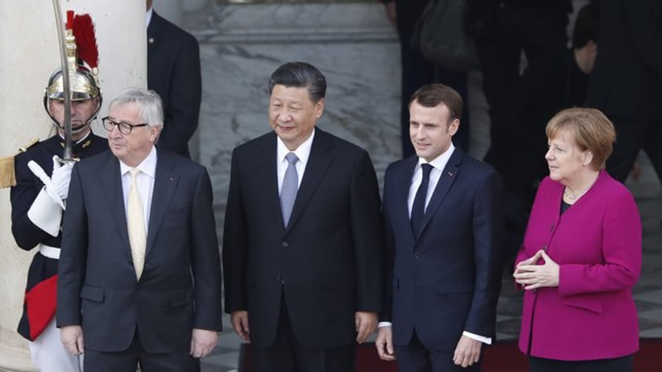 EU-Kommissionspräsident Juncker, Chinas Staatschef Xi, Frankreichs Präsident Macron und Bundeskanzlerin Merkel vor dem Elysee-Palast in Paris.