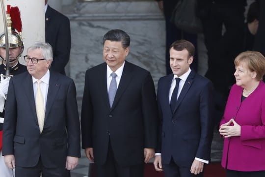 EU-Kommissionspräsident Juncker, Chinas Staatschef Xi, Frankreichs Präsident Macron und Bundeskanzlerin Merkel vor dem Elysee-Palast in Paris.