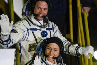 Christina Hammock Koch und Nick Hague: Weil nicht ausreichend passende Raumanzüge zur Verfügung stehen, kommt ein ursprünglich für Freitag geplanter erster ausschließlich mit Astronautinnen besetzter Außeneinsatz an der "Internationalen Raumstation" (ISS) nun vorerst doch nicht zustande.
