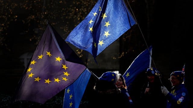 Brexit-Gegner schwenken bei einer Kundgebung in der Nähe des britischen Parlamentsgebäudes EU-Fahnen. Brexit-Gegner schwenken bei einer Kundgebung in der Nähe des britischen Parlamentsgebäudes EU-Fahnen.