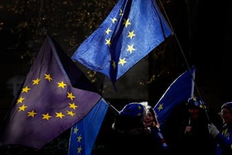 Brexit-Gegner schwenken bei einer Kundgebung in der Nähe des britischen Parlamentsgebäudes EU-Fahnen.
