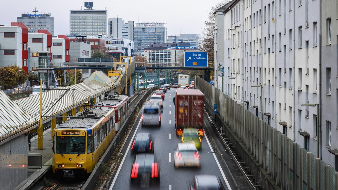 Die A40 in der Essener Innenstadt: Mehr E-Autos und mehr öffentlicher Nahverkehr, darauf hat sich die Klima-Kommission geeinigt.