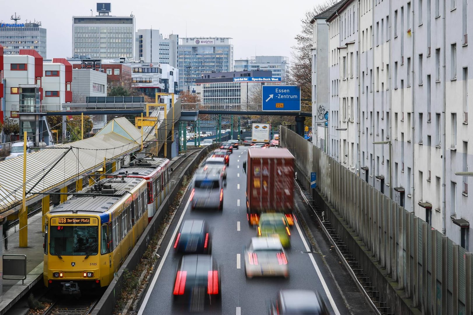 Die A40 in der Essener Innenstadt: Mehr E-Autos und mehr öffentlicher Nahverkehr, darauf hat sich die Klima-Kommission geeinigt.