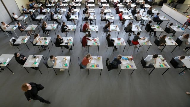 Abiturprüfung in einem Gymnasium in Rostock.