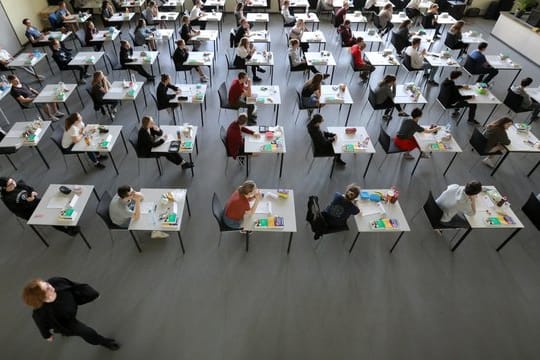 Abiturprüfung in einem Gymnasium in Rostock.