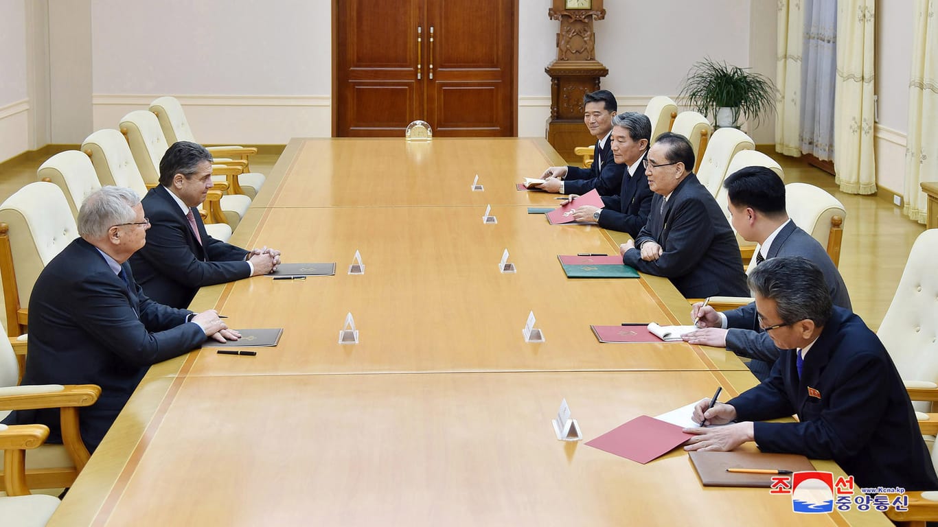 Ex-Außenminister Sigmar Gabriel (2.v.l.) und Ri Su-yong (Mitte r.) bei ihrem Treffen in Pjöngjang: Die Reise ist als privat deklariert.