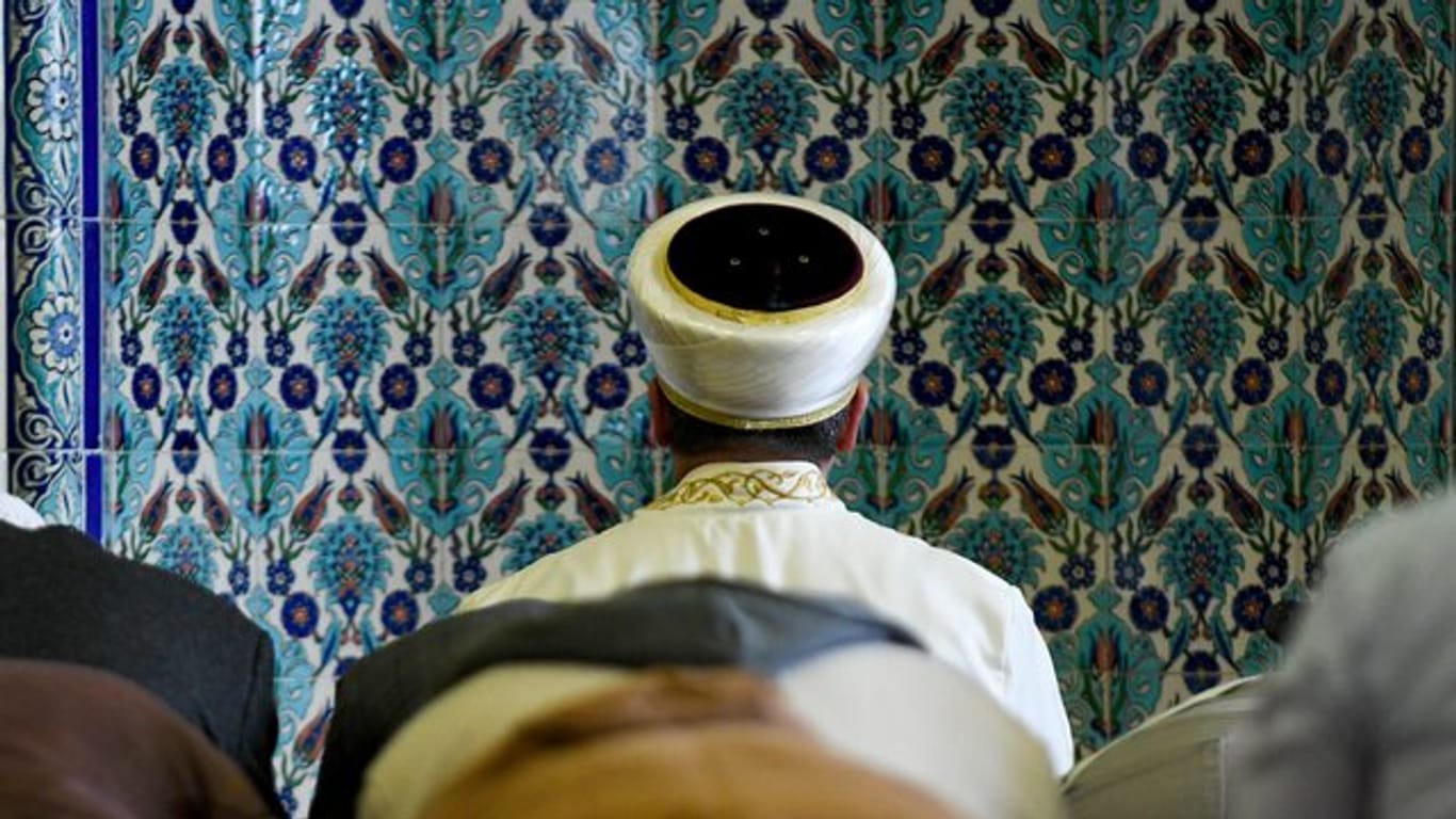 Ein Imam betet in der Centrum-Moschee Hamburg.