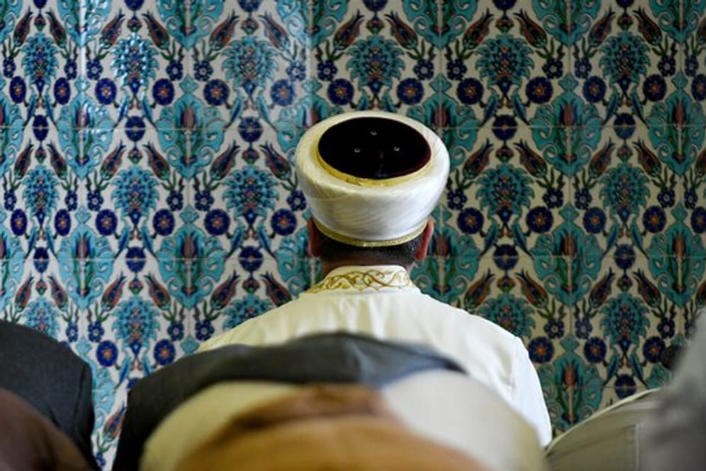 Ein Imam betet in der Centrum-Moschee Hamburg.