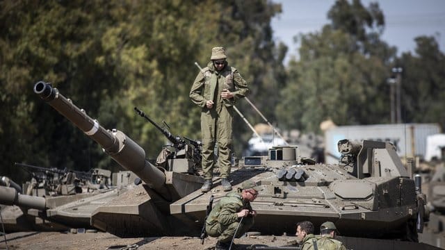 Israelische Soldaten bereiten Panzer nahe der Grenze zum Gazastreifen auf einen möglichen Einsatz vor. Israelische Soldaten bereiten Panzer nahe der Grenze zum Gazastreifen auf einen möglichen Einsatz vor.