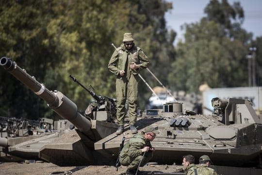 Israelische Soldaten bereiten Panzer nahe der Grenze zum Gazastreifen auf einen möglichen Einsatz vor.