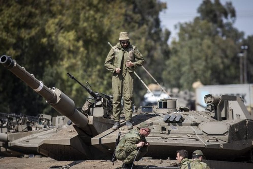 Israelische Soldaten bereiten Panzer nahe der Grenze zum Gazastreifen auf einen möglichen Einsatz vor.