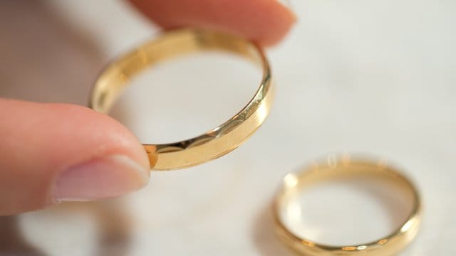 In den vergangenen Jahren haben Behörden jährlich etwa 400 Verdachtsfälle von Scheinehen aufgedeckt. In den vergangenen Jahren haben Behörden jährlich etwa 400 Verdachtsfälle von Scheinehen aufgedeckt.